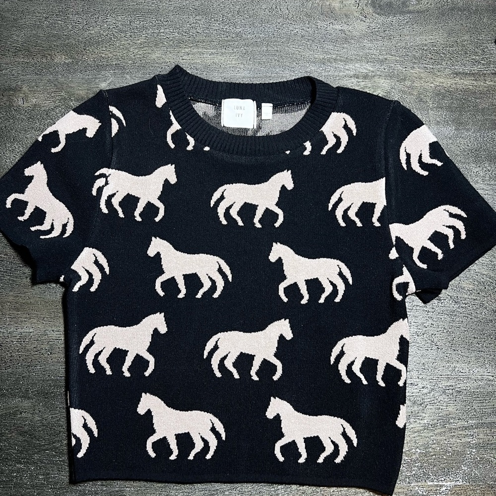 Luna & Ivy Horse Print Knit Short Sleeve Sweater – Black & Cream – Size S